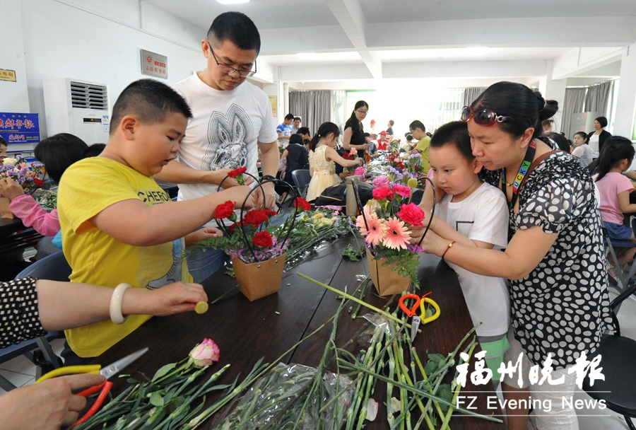 福州：萌娃跟着园艺专家学插花　妈妈心头乐开花