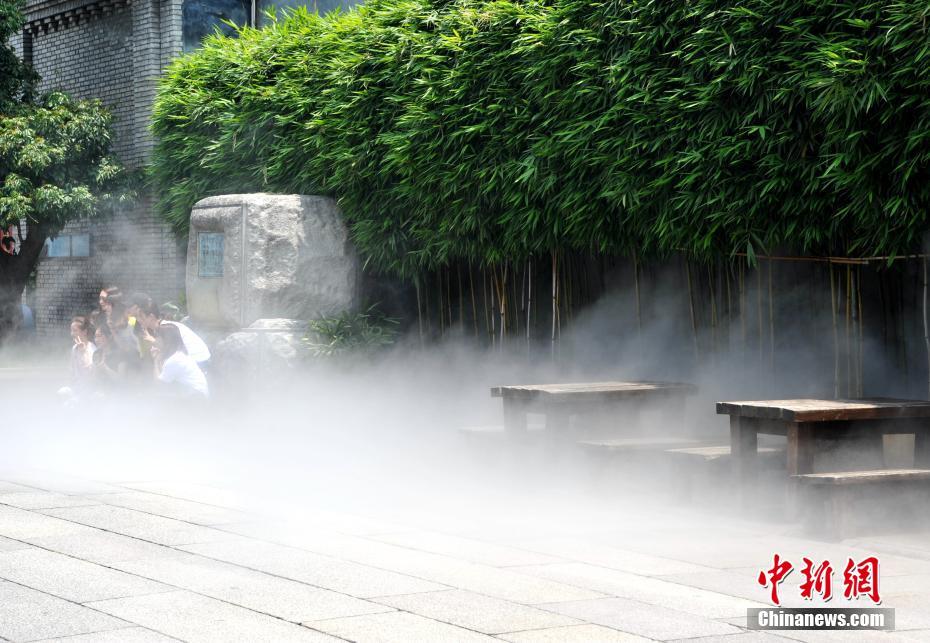 三坊七巷景区启用“大空调”喷水雾装置为游客降温