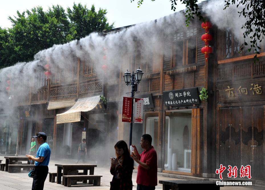三坊七巷景区启用“大空调”喷水雾装置为游客降温