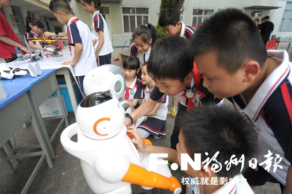 台江科技周主场活动举行　向小学生赠送科普图书