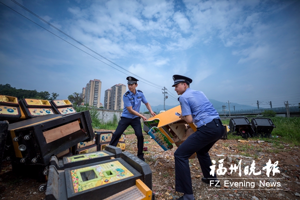 鼓楼公安分局在福飞南路集中销毁赌博机数十台