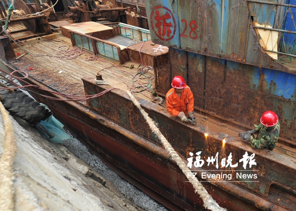休渔期违法违规捕捞 连江14艘三无船舶被集中拆解