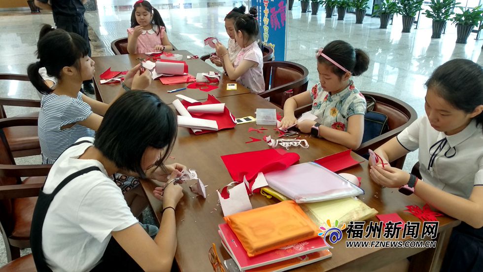 福州市图书馆举办青少年剪纸作品展 持续至8月底