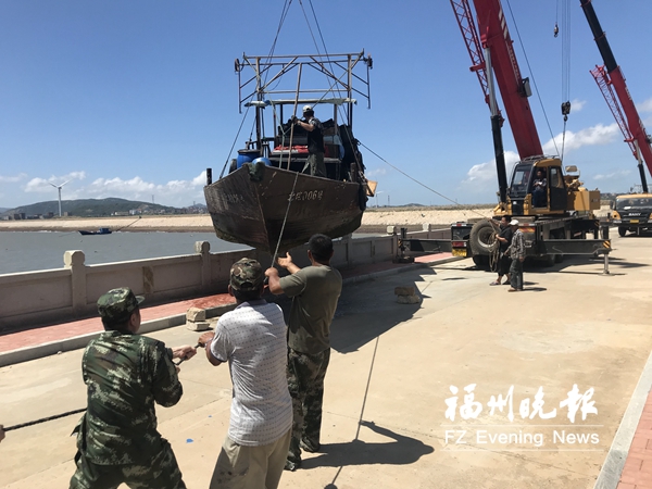 防抗台风故事：起重机吊渔船上岸　种粮户抢收早稻