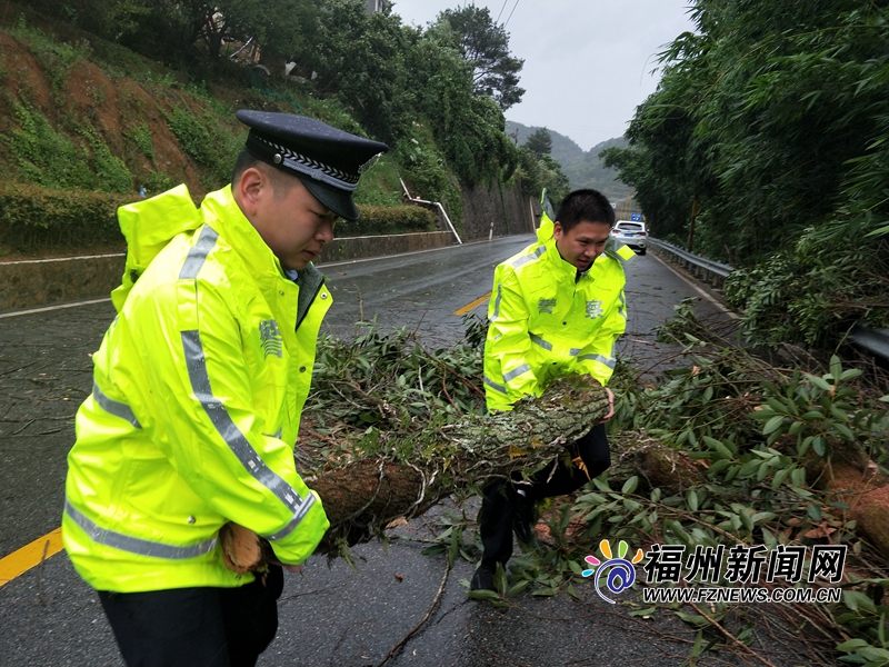 福州警方全力抗击台风“玛莉亚” 救助被困群众4239名