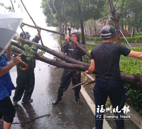 台江城管人员奋战抗台风一线