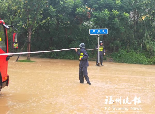 晋安城管成立党员抢险突击队 顶风冒雨开展一线防御工作