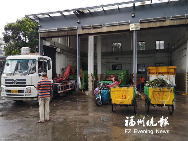 福州环卫工清理1800吨“台风垃圾” 
