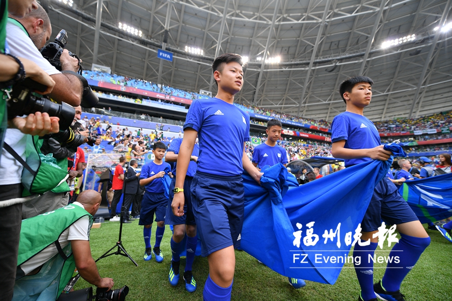 福清“足球小子” 世界杯赛场护旗