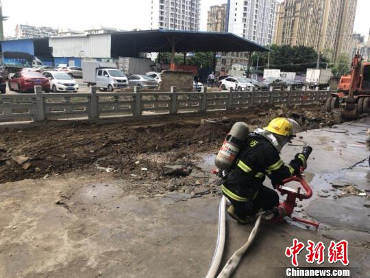 福州一工地发生燃气管道泄漏事故消防官兵紧急排险