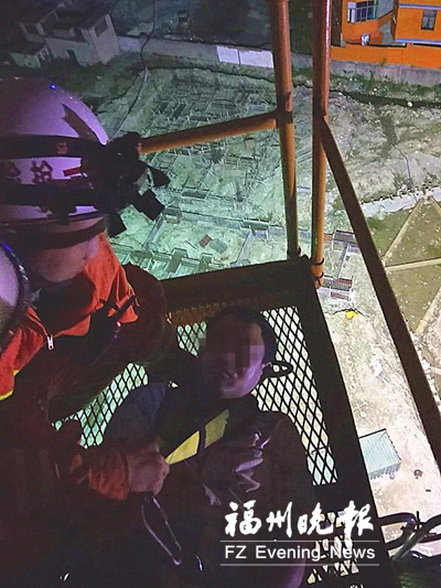 40米高塔吊上男子烂醉如泥　8名消防员5小时救下