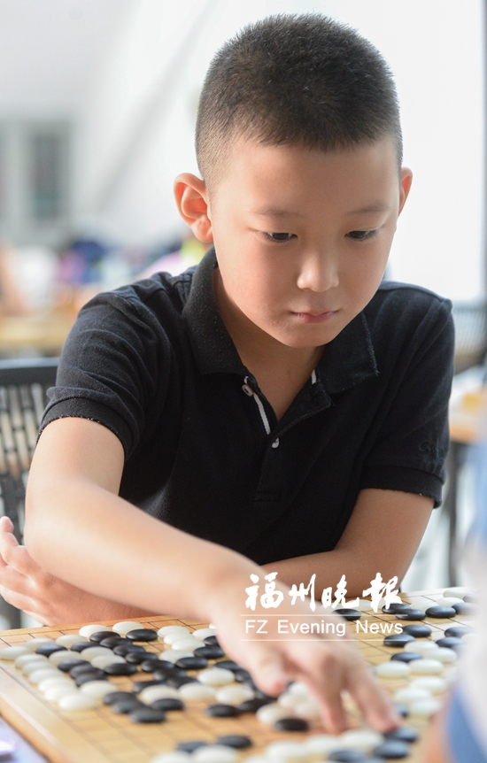 8岁考上围棋界的“北大清华”　小小少年乐在棋中