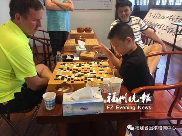 8岁考上围棋界的“北大清华”　小小少年乐在棋中