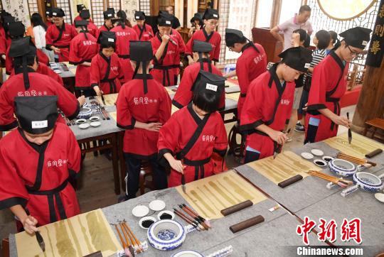 福州中学生暑期穿汉服学书画　体验中华传统文化
