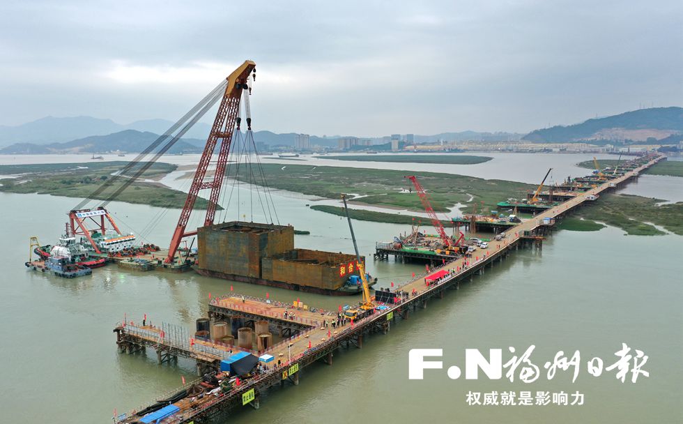 道庆洲大桥首个承台钢围堰下放　整体施工预计下月初完成