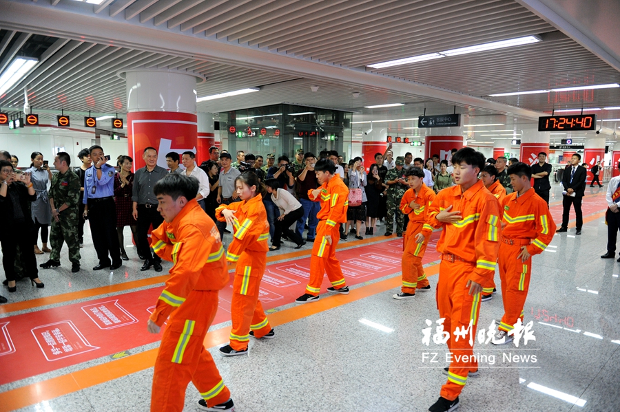 榕首个消防主题地铁站亮相