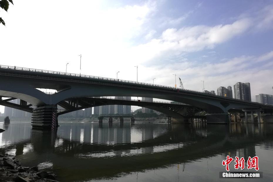 福州闽江上三代洪山桥同框成景 新桥正式通车