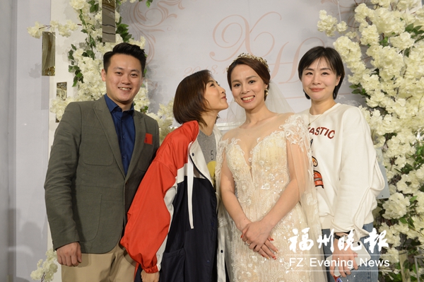 蹦床名将黄珊汕结婚　奥运冠军何雯娜等到场祝贺