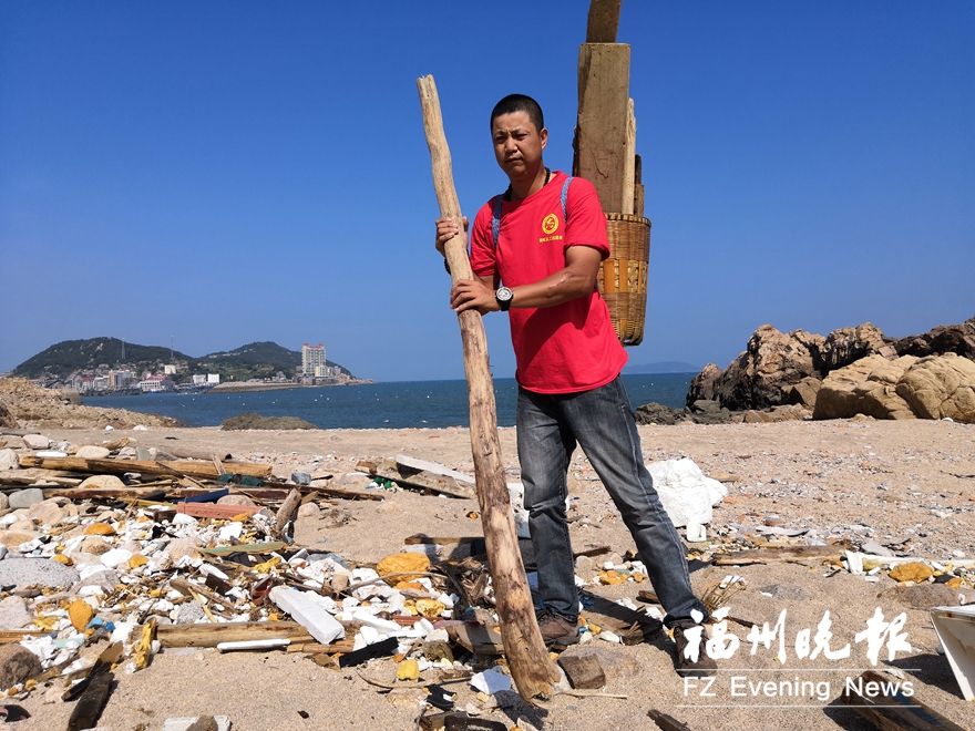 福州“最美志愿者”林金松：义务捡海漂垃圾18年