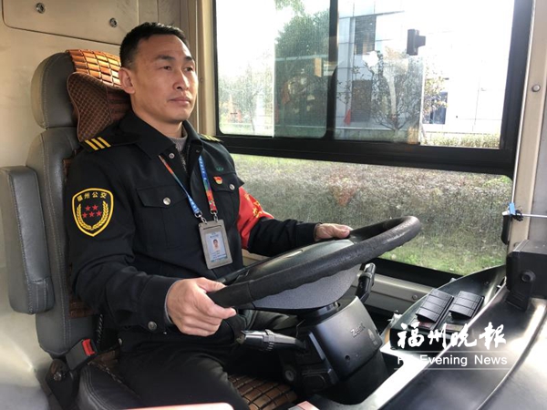 福州公交司机首次统一换装　右臂统一佩戴臂章