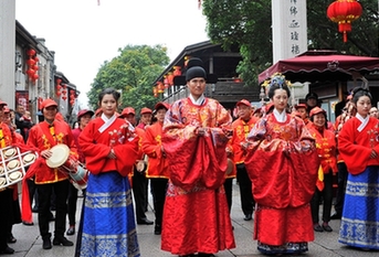 传统汉式“婚礼”在三坊七巷热闹举行