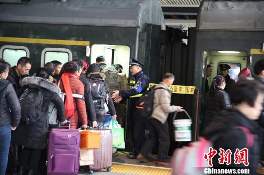 春节假期福州铁路警方查获网上在逃人员50余名