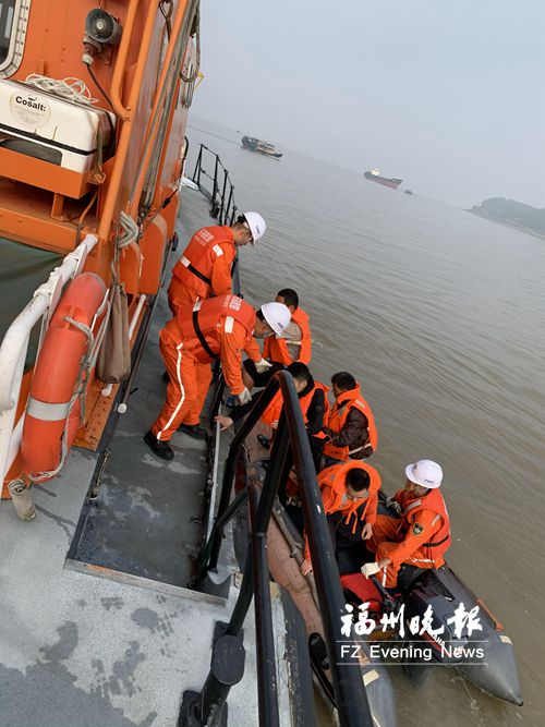 海南渔船在连江附近水域雾中搁浅　14名船员脱险
