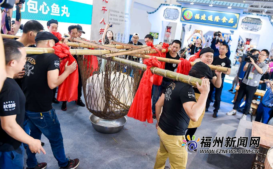 福州鱼丸再创世界纪录 直径82.5厘米重达278.8公斤