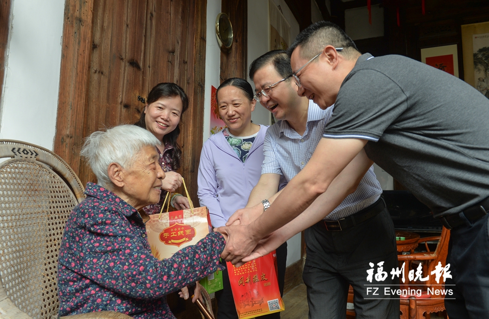 鼓楼区举办端午节活动　108岁老人喜尝爱心粽