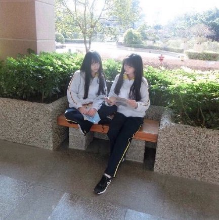 "福州最美双胞胎"穿校服拍照怀念 受网友追捧