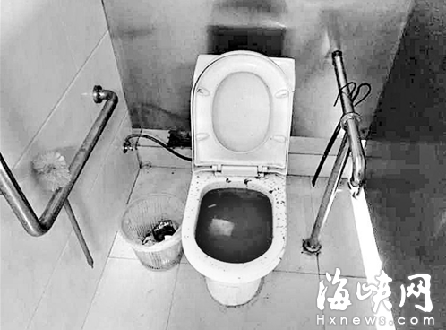 福州火车站候车室厕所里的马桶又脏又臭