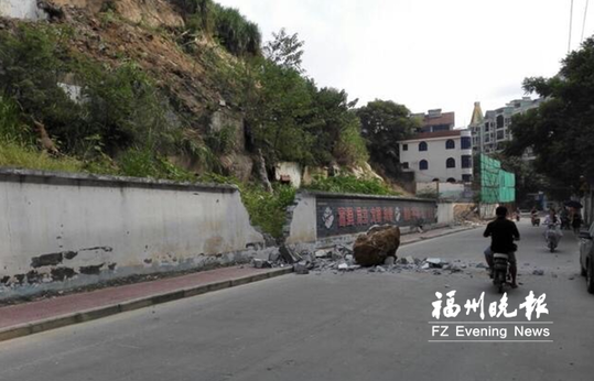 山上施工滚巨石砸垮路旁围墙　所幸没有伤及路人