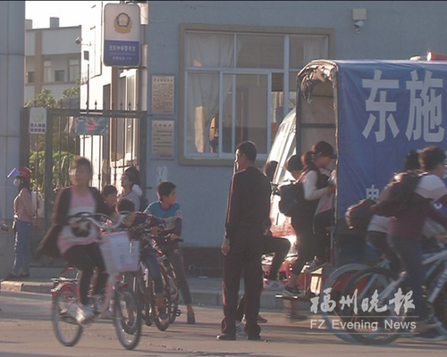 福清农用三轮车载客猖獗 摇身变成“黑校车”