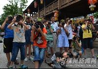 家长各出奇招应对孩子暑期 报暑期班参加夏令营