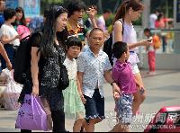 家长各出奇招应对孩子暑期 报暑期班参加夏令营