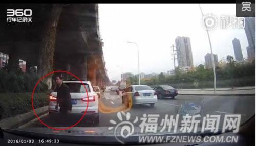 男子在小车前躺下疑碰瓷　行车记录仪拍下全过程