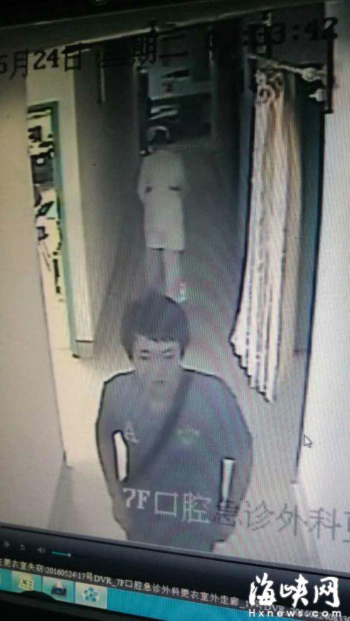 监控显示,该可疑男子趁医生查房,溜进值班室