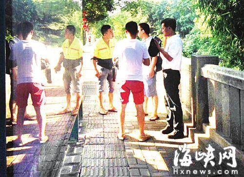 福州白马路洒,水车喷到路人被,指责后环,卫员(左)下车呵斥路人(网友供图)