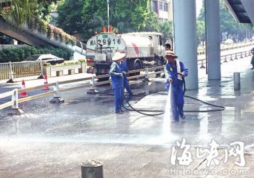 下午三点洒,水车停华林路上环,卫人员冲洗人行道堵了路