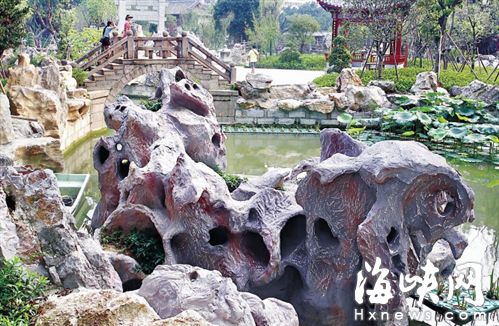 南公园湖中的“太湖石”有喷漆的痕迹