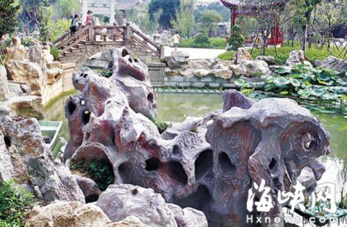 南公园湖中的“太湖石”有喷漆的痕迹