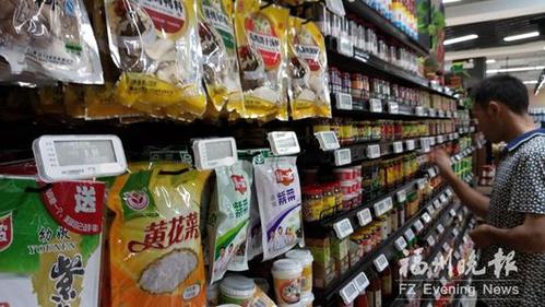榕商超用电子价签替代纸价签　降成本“挤”利润