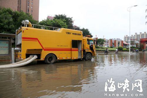 十二日上午，建新中路金山碧水公交站附近仍有大片积水，工程车在排水