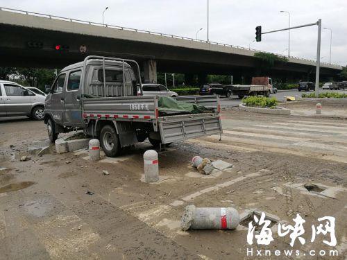 三环西路东岭路口昨晚积水，货车看不清路面冲断石墩