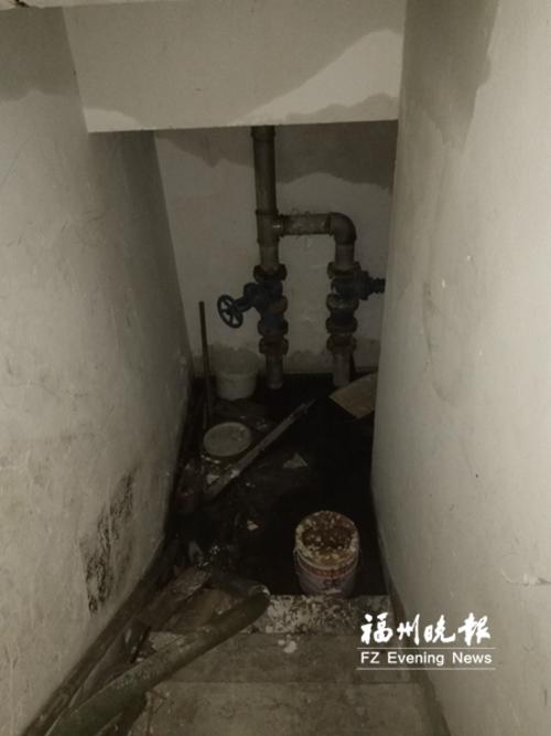 通风口莫名全天冒滚烫水汽 一楼住家成“蒸笼”