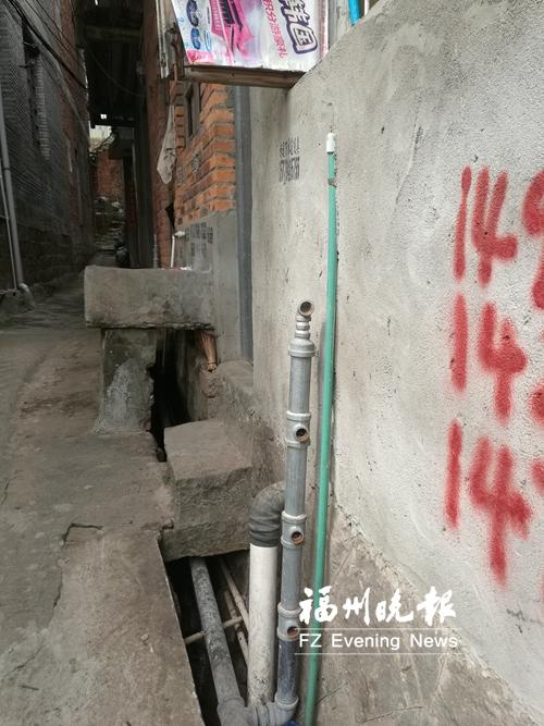 建南村水改遇阻 水管铺到家门口最后一步费思量