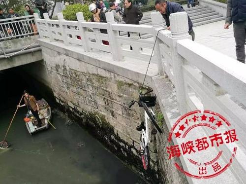 真缺德!9辆共享单车 被人沉入福州白马河