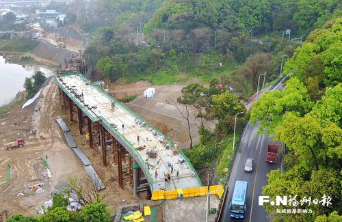 福飞北路拓宽改造攻坚提速 “最长最美”钢箱梁高架桥转入上部结构吊装