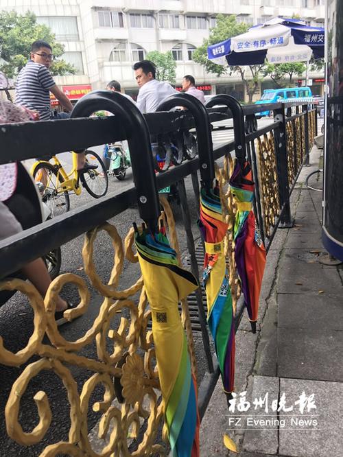 市政设施能当共享雨伞“伞架”?市容部门正在了解