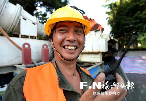 致敬高温下的劳动者 警花头顶烈日排堵保畅(图)